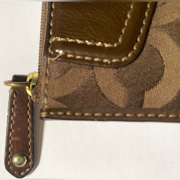 Coach Mini Signature Monogram Key Case 🤎 - Picture 3 of 7